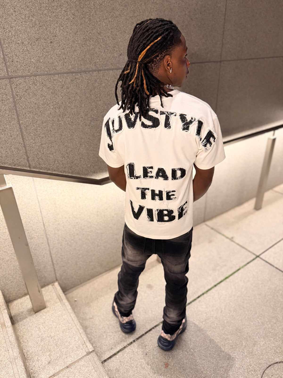 Lead The Vibe Tee black